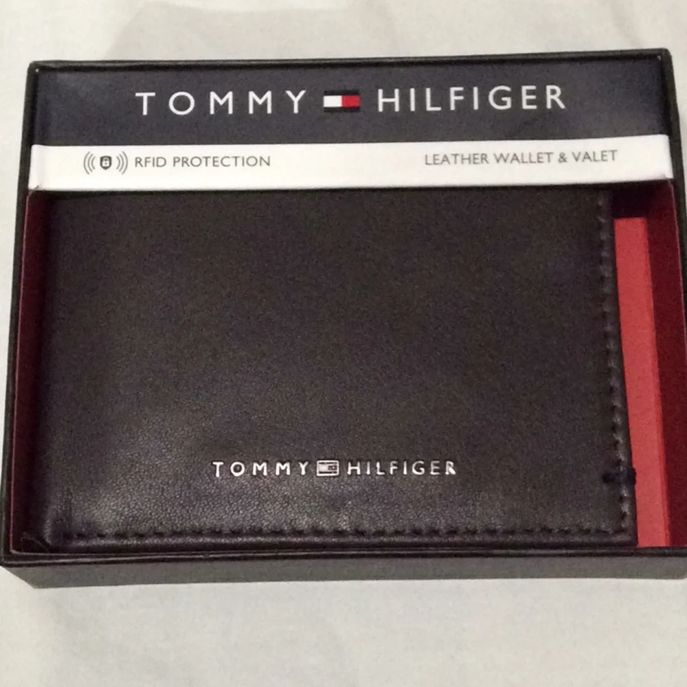 Tommy Hilfiger RFID Leather Wallet & Valet